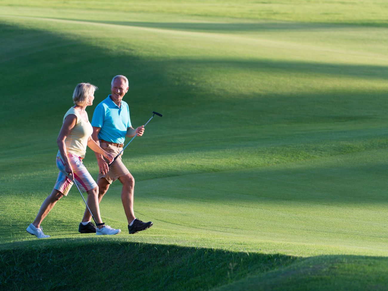 personas jugando al golf torregolf