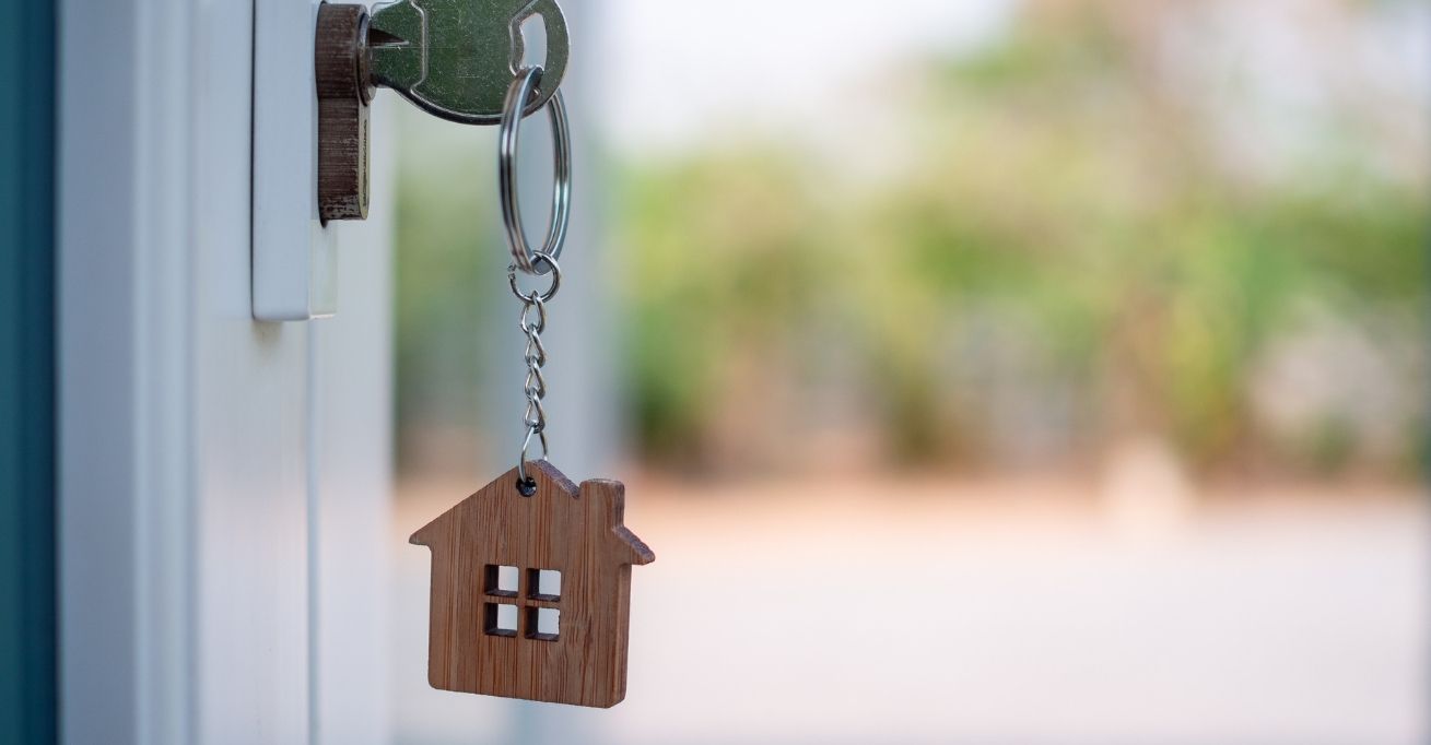 Llave con llavero de una casa de madera