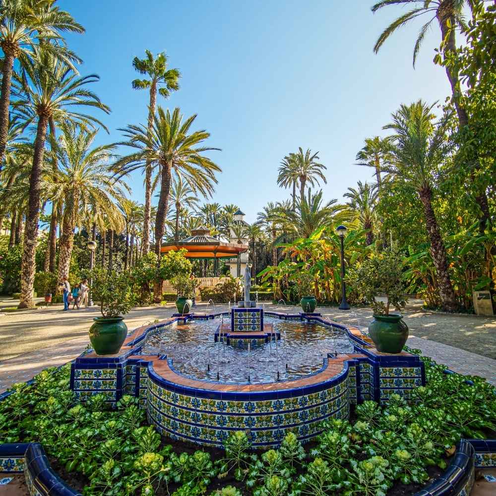 Fuente situada en un parque de Alicante